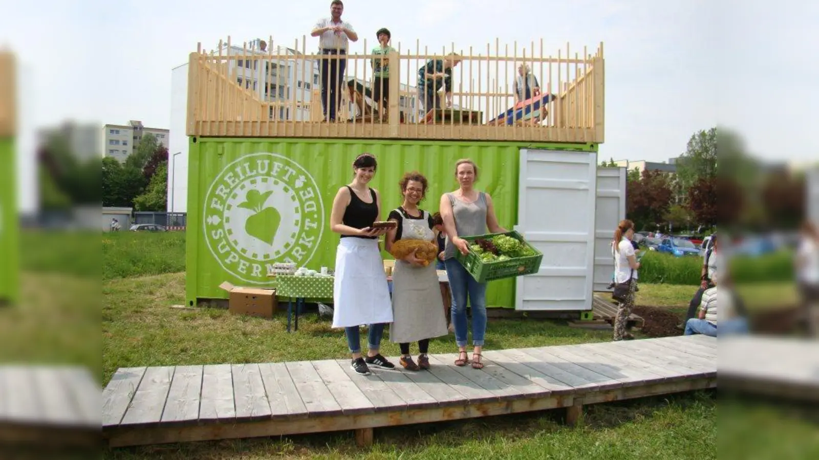 Kuchentratsch-Praktikantin Julia, Freiluftboxverkäuferin Livia Pais-Lettner und Stadtteilmanagerin Rosa Kraus (von links) freuen sich über das frische Gemüse. (Foto: pst)