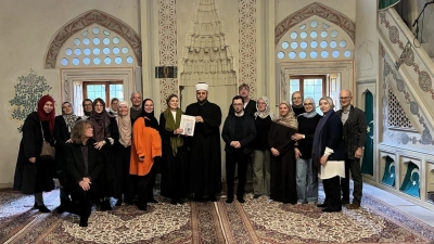 Die Teilnehmer der „Studien- und Begegnungsreise für Multiplikator*innen des interreligiösen Dialogs” besuchten in Mostar die Karadozbeg-Moschee und Hauptimam Dino Maksumic. (Foto: Markus Trenkle)