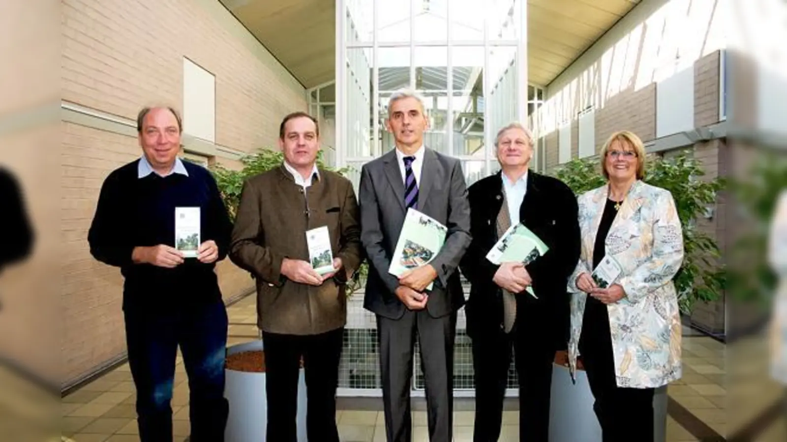 Für eine Energiewende in einer nachhaltigen Zukunft (v.l.): Christoph Marquart, Josef Euringer, Tibor Szigeti, Andreas Balasiu und Hannelore Gabor. 	 (Foto: sl)