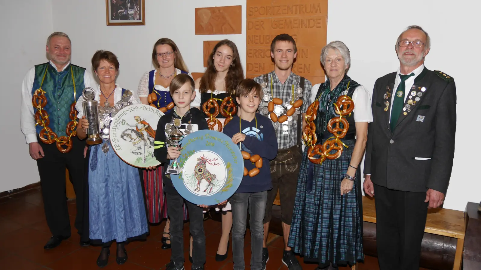 Die neue Schützenkönige: (v. l.) Reinhard Weidenthaler, Heidi Riphaus, Daniela Weintritt, Dominic Hierstetter, Alexandra Weidenthaler, Fridolin Lamm, Tobias Riphaus, Heidi Möckl und Herbert Roth. (Foto: Waldschützen)