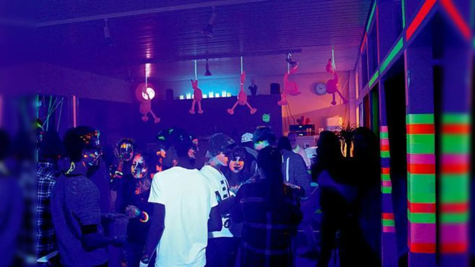 Dank der UV-Körpermalfarbe konnten die Jugendlichen den Neonlook direkt auf der Haut tragen - und weitertanzen.	 (Foto: privat)