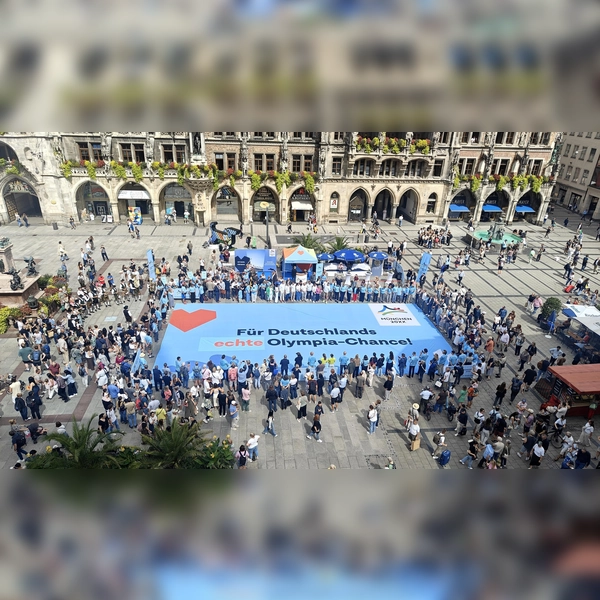 Ein riesiges Banner ziert den Marienplatz: Damit setzt das „Bündnis Pro Olympia” ein sichtbares Zeichen für die Olympiabewerbung Münchens. (Foto: Robert Bösl)