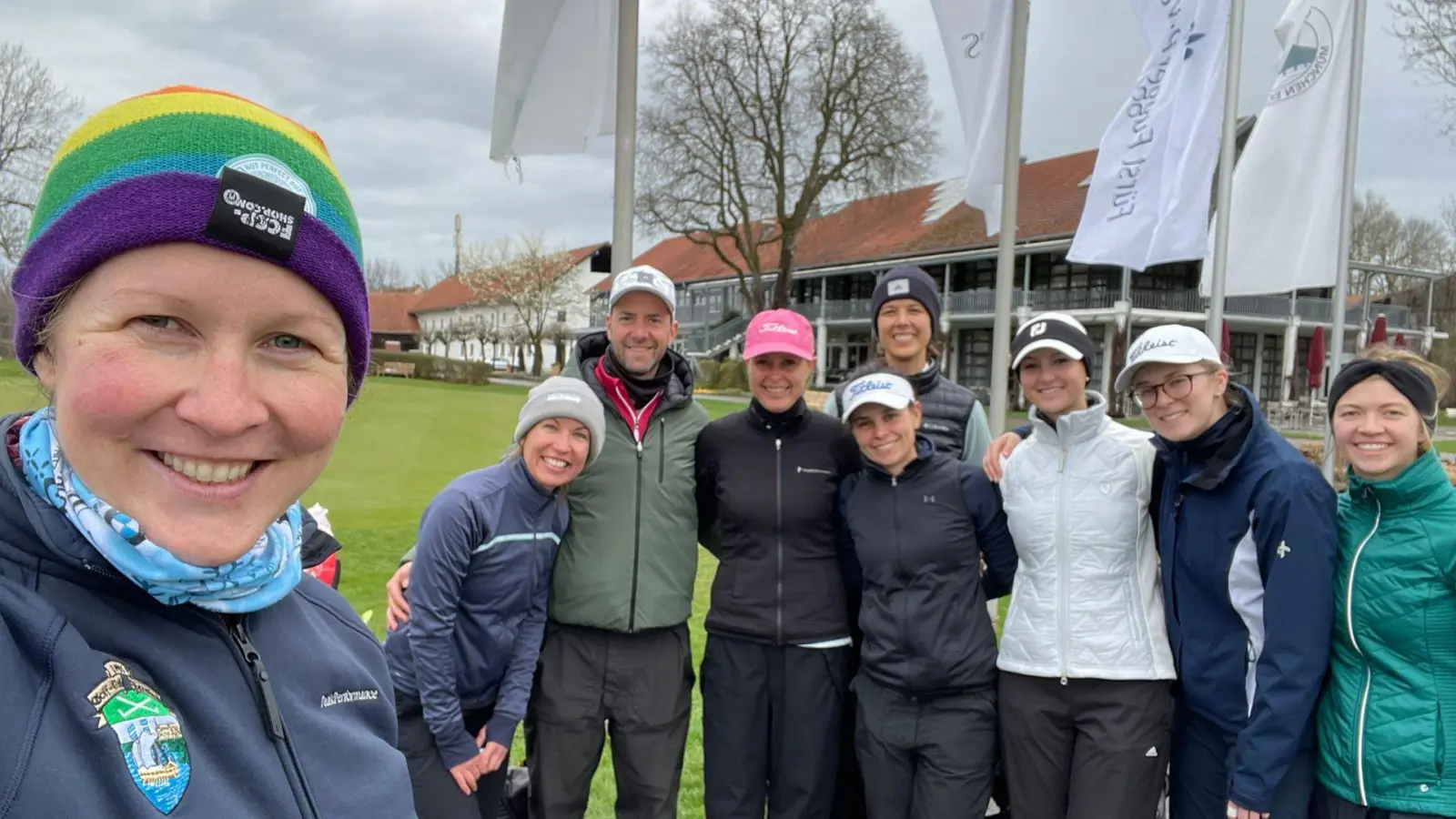 Die Damenmannschaft beim Training (von links): Michele Holzwarth, Denise Böhm, Trainer Max Baumgart, Captain Angela Kurz, Ramona Neumann-Mangoldt, Janina Bachmaier, Madeleine Orlowski, Cosima Sporrer und Nadine Lehmann. (Foto: Golfclub Starnberg)
