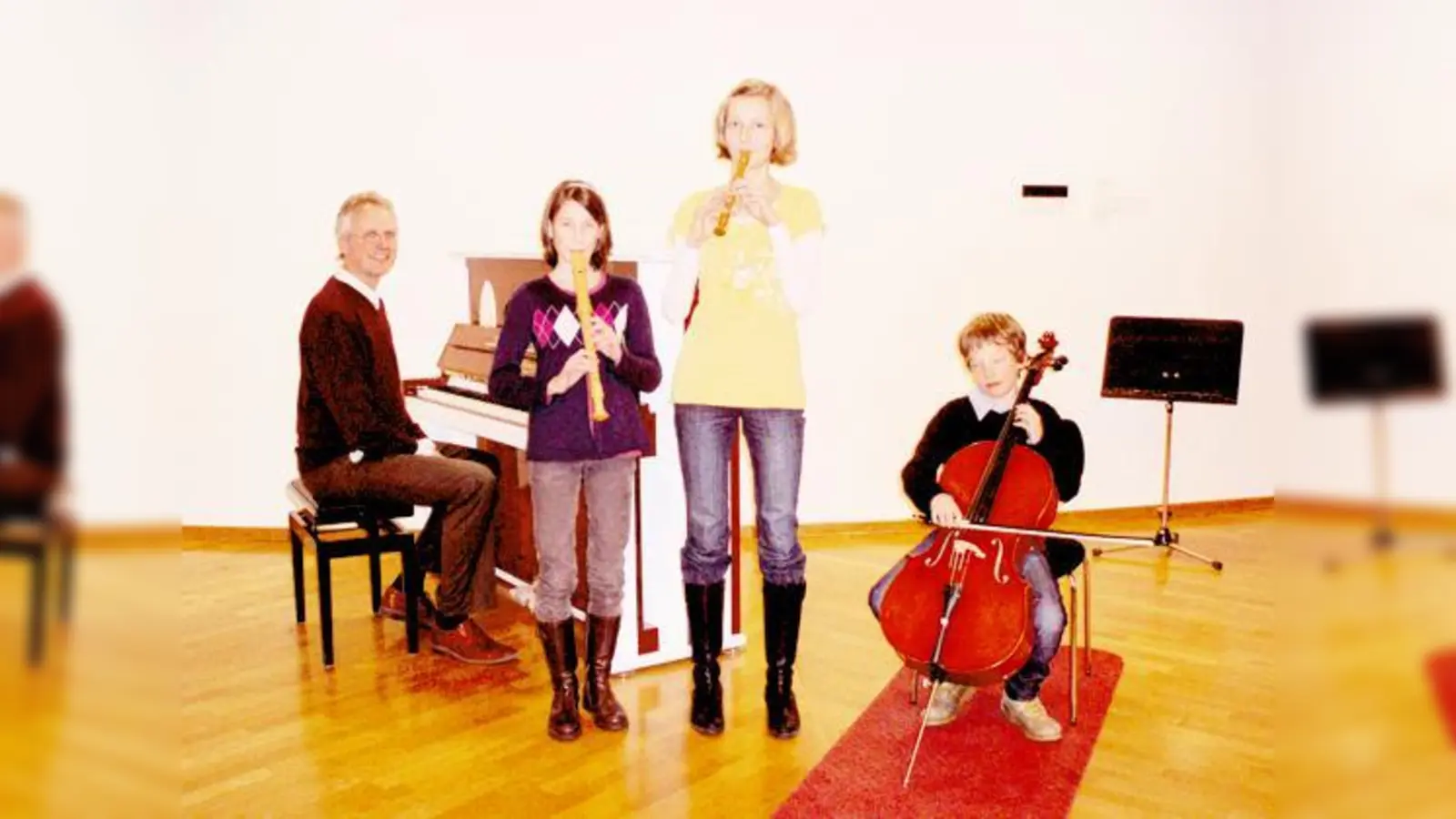 Musikschulleiter Markus Lentz mit Elene und Caroline, die ebenfalls am Wettbewerb »Jugend musiziert« teilnehmen. 	 (Foto: Woschée)