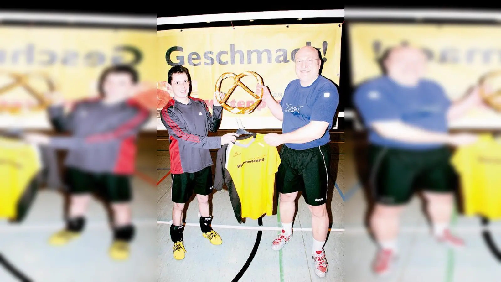 Christian Gebhardt (links) übergab Abteilungsleiter Erwin Sicheneder die neuen Trikots.	 (Foto: Privat)