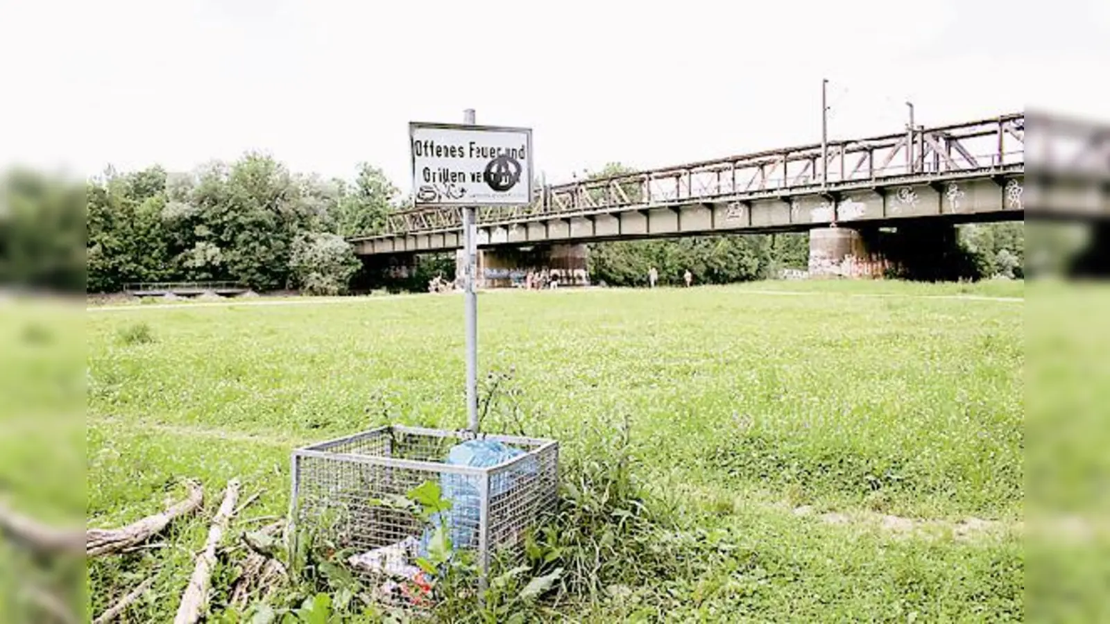 Ein wachsames Auge  wie hier rund um die Braunauer Eisenbahnbrücke  will der BA auf die Feierfreuden in den Isarauen richten.  (Foto: Hettich)