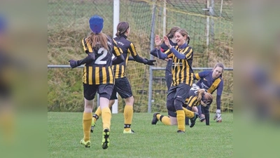 Elisabeth Bauer (re.) traf doppelt.	 (Foto: Christian Riedel)