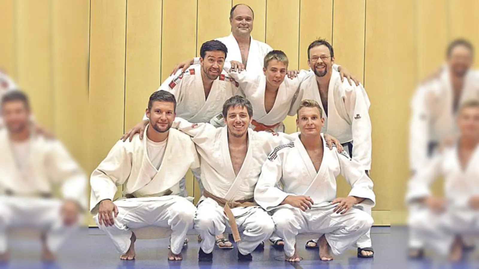 Gleich zwei Siege feiern (vorne v.l.) Markus Wutz, Stefan Weberbauer, Maximilian Wutz, (hinten  v.l.) Patrick Maierhofer, Stefan Axt, Elias Gleissner und Christian Zeilinger.	 (Foto: Verein)