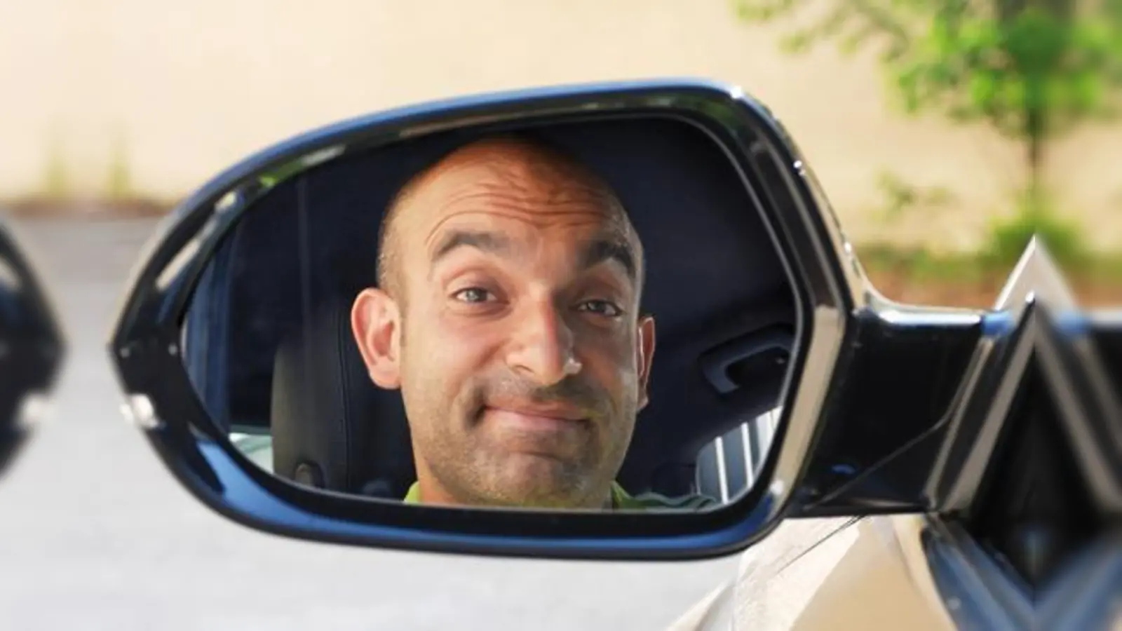 Lernt man schon in der ersten Fahrstunde: Wer nach vorn fährt, sollte den Blick nach hinten nicht vergessen,,, und der wird gewohnt zünftig bei Django Asül. (Foto: mediaPool)