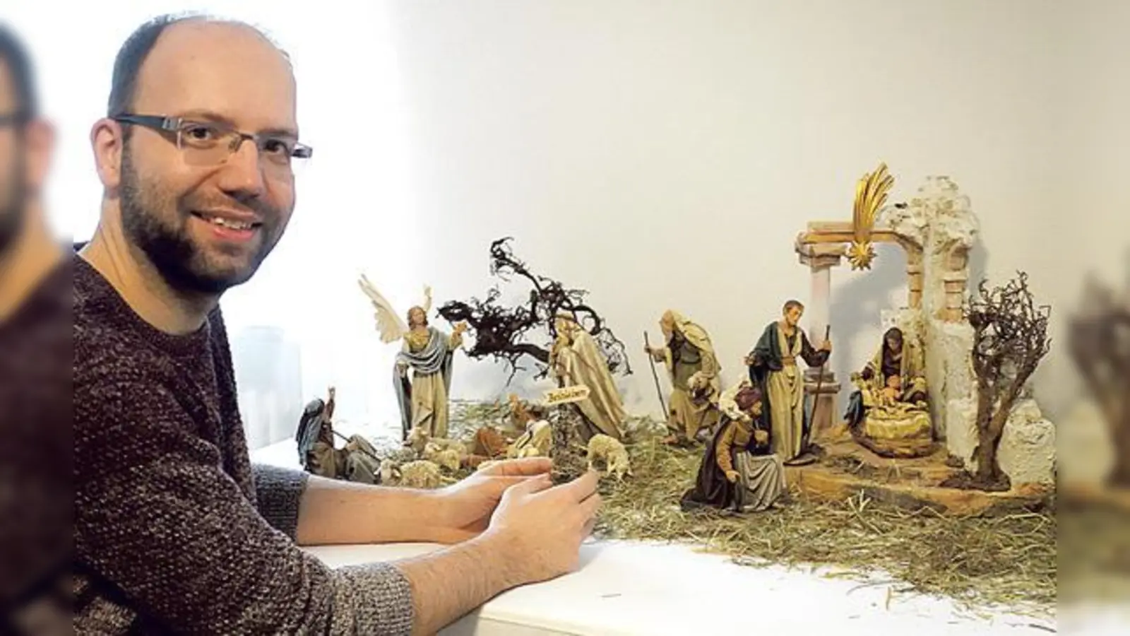 Pfarrvikar Anton Hagl beginnt mit der Aufstellung seiner ganz persönlichen Krippe bereits am 1. Advent. Erst am Heiligen Abend kommt das Christkind in die Krippe.	 (Foto: hw)
