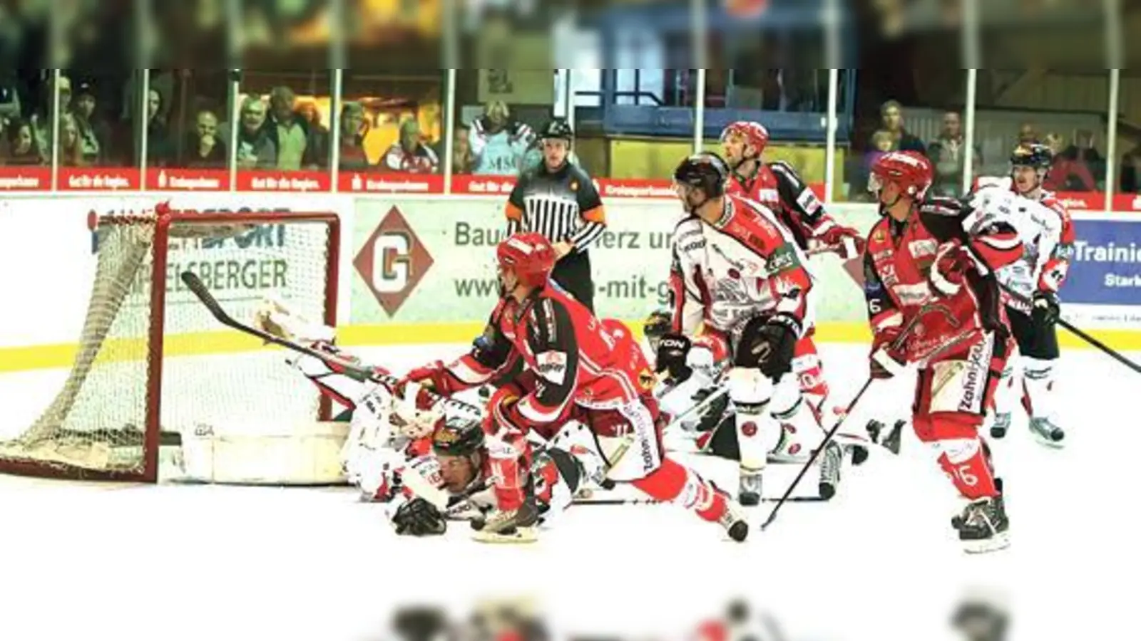 Die Klosterseer (rotes Trikot) im Pokal-Fight gegen die Roten Teufel Bad Nauheim  für das Grafinger Team ist der DEB-Pokal schon nach der ersten Runde gelaufen. 	 (Foto: smg/Nicky Alexander)
