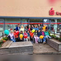 Freude über das neu bepflanzte Parklet: die Grundschulkinder mit Erstem Bürgermeister Felix Kempf (l.), Mitarbeiterinnen der Kreissparkasse, der Mobilitätsbeauftragten Martina Argyrakis sowie Mitarbeitern des gemeindlichen Bauhofs. (Foto: Gemeinde Planegg)