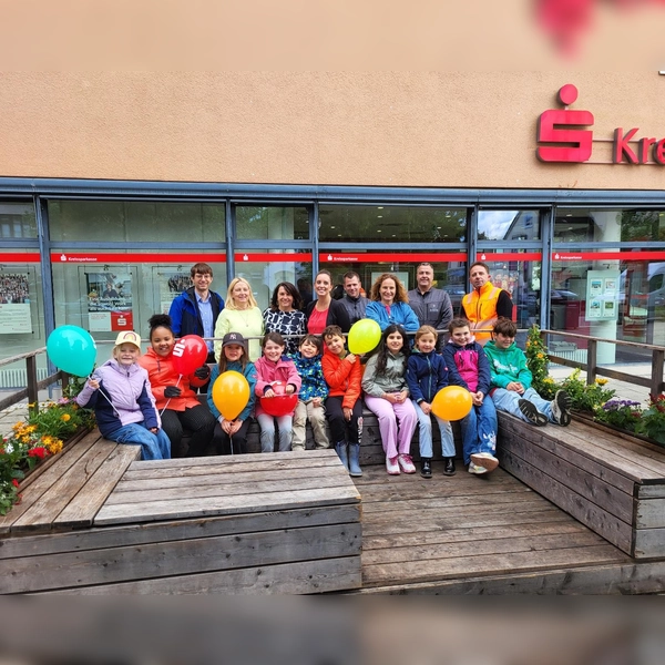 Freude über das neu bepflanzte Parklet: die Grundschulkinder mit Erstem Bürgermeister Felix Kempf (l.), Mitarbeiterinnen der Kreissparkasse, der Mobilitätsbeauftragten Martina Argyrakis sowie Mitarbeitern des gemeindlichen Bauhofs. (Foto: Gemeinde Planegg)