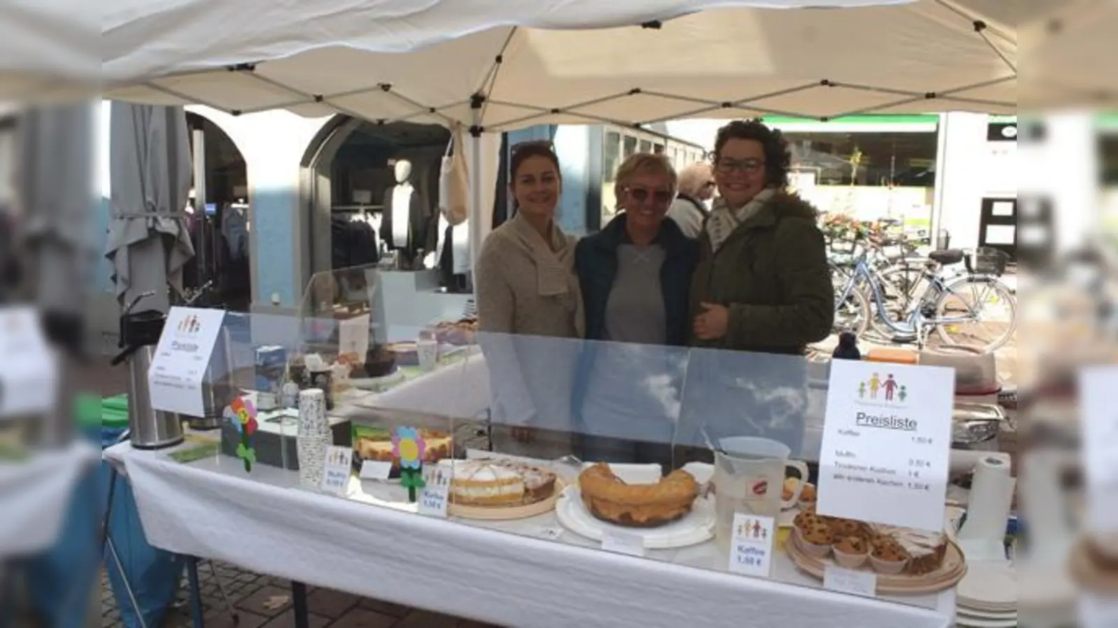 Werbung muss sein auch für das Mütterzentrum. So beteiligen sich die Ehrenamtlichen an verkaufsoffenen Sonntagen mit einem Stand direkt vor ihren Räumen am schönen Turm.  (Foto: kw)