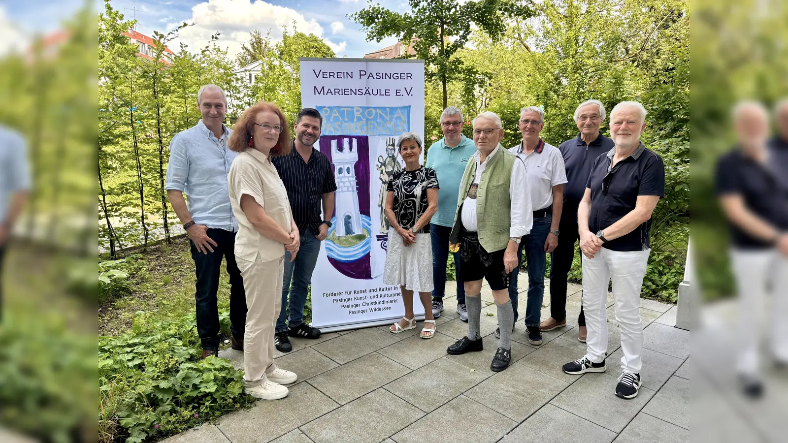 Sommerfest mit Preisträgern (von links): Tom Dessau, Vereinsvorstand Maria Osterhuber-Völkl, Oli Frank, Elke Hack, Vereinsvorstand Christian Müller, Willi Fries, Thomas Hasselwander, Bernhard Tluck und Christian Marek. (Foto: Ulrike Seiffert)