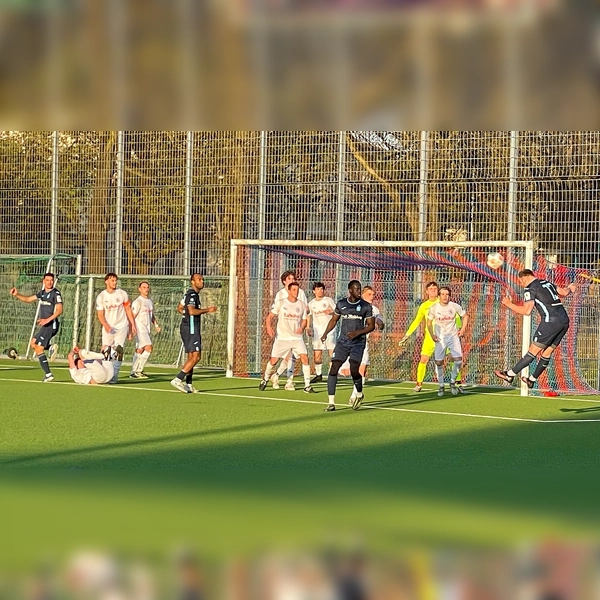 Intensives Ringen: Amateur-Löwen gegen Gräfelfinger Wölfe.  (Foto: A. Seeler)