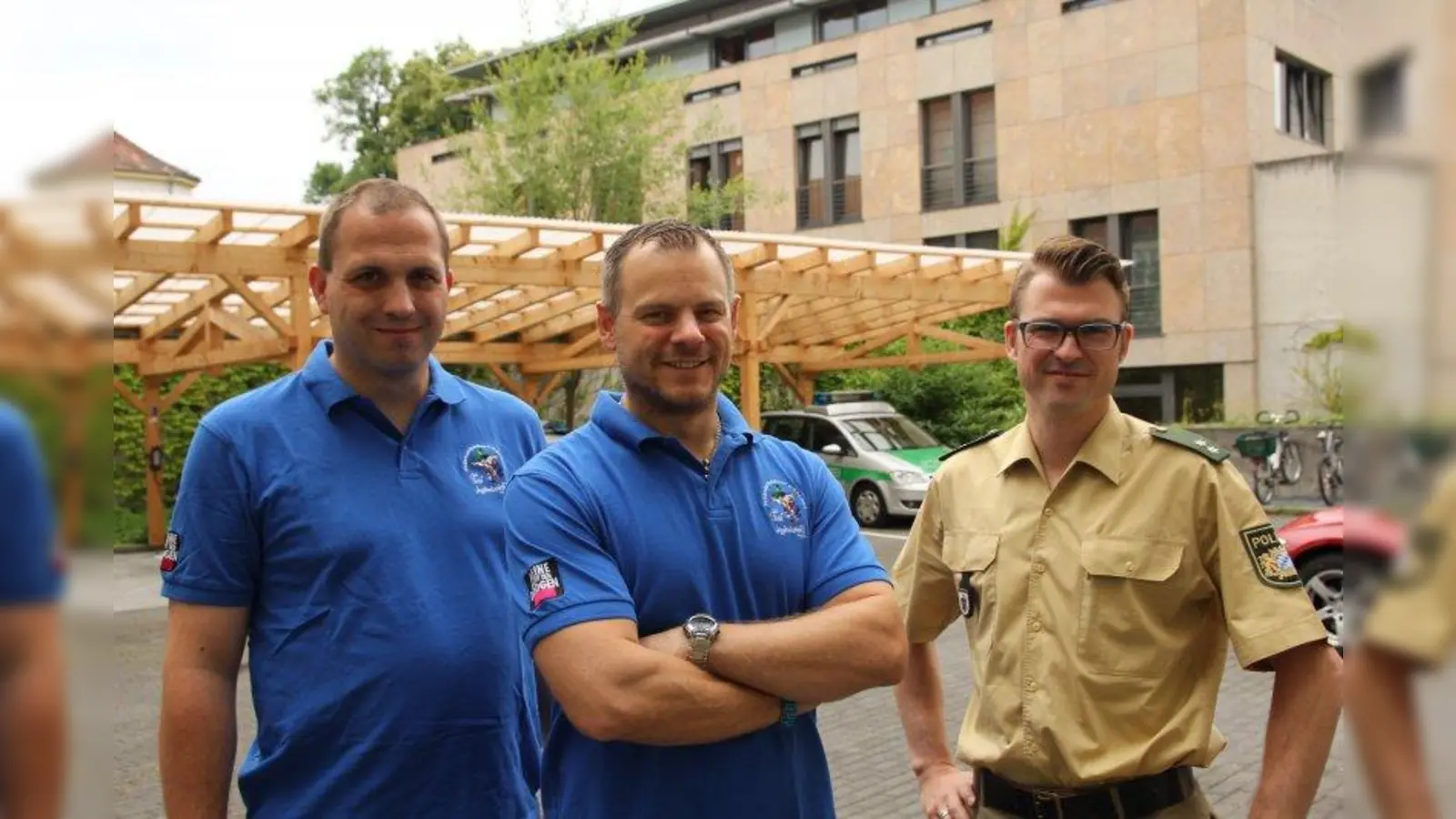 „Jede Präventionsstunde, die wir mit Kindern und Jugendlichen verbringen, hilft uns später.” Die Jugendbeamten Karsten Mößmer und Jörg Schwarz sowie Dienststellenleiter Michael Lutz (v.l.). (Foto: us)