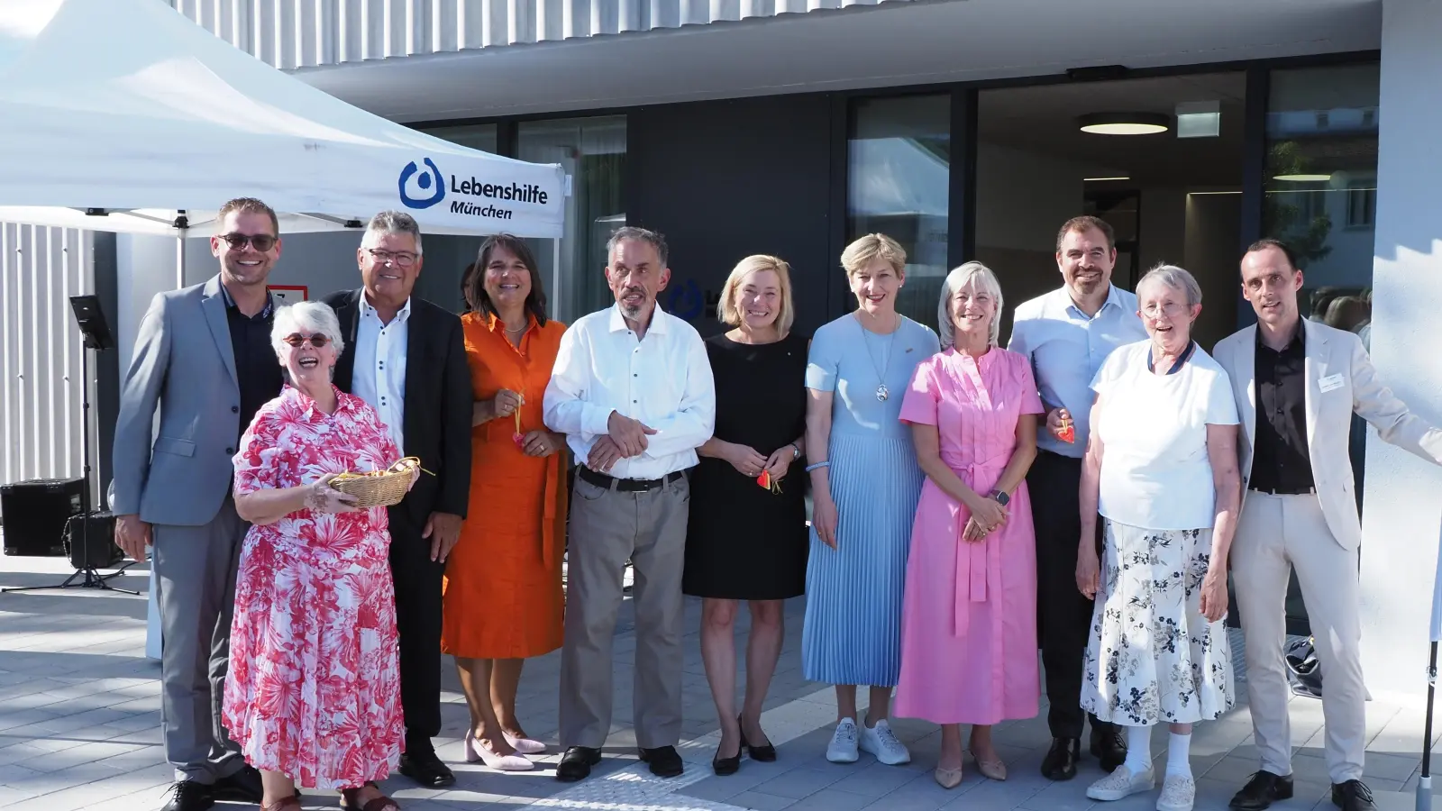 Die Lebenshilfe lud ein zur Eröffnung von Bauprojekts „Putzbrunn III” - einem inklusiven Wohnprojekt für das Wohnen im Alter ein. Zahlreiche Gäste folgten der Einladung.  (Foto: LH)