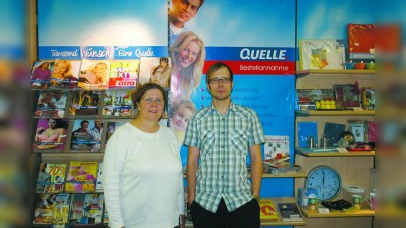 „Lächeln können wir jetzt aber nicht mehr”, erklärten Hannelore und Markus Händl dem Fotografen. Nach der Quelle-Insolvenz können sie vielleicht auch den Postservice nicht mehr länger erhalten. (Foto: SE)