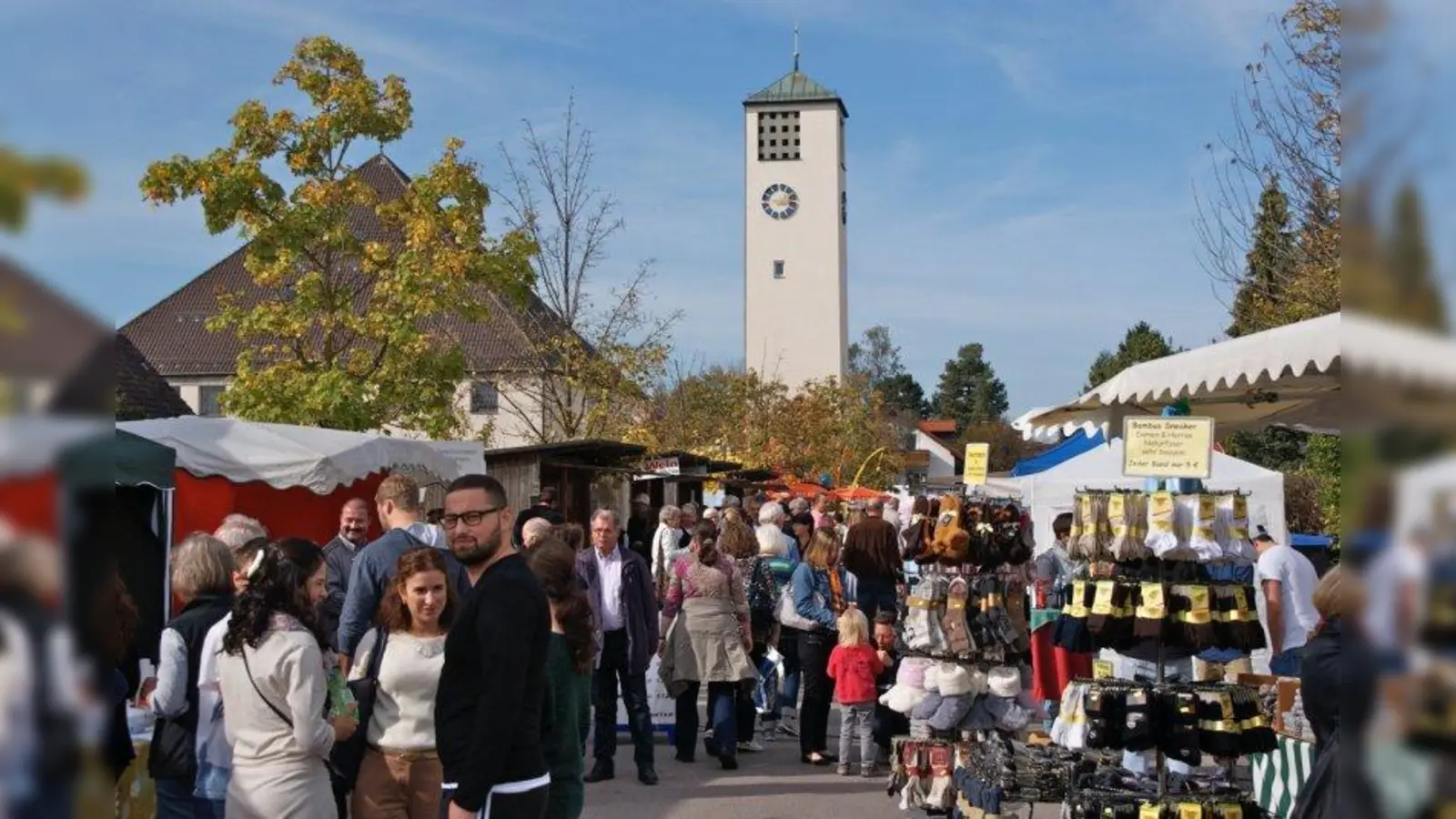 Entspanntes Schlendern auf dem Marktsonntag in Gilching wie hier auf dem Hochstift-Freising-Platz ist Balsam für die Seele. (Foto: Essberger)
