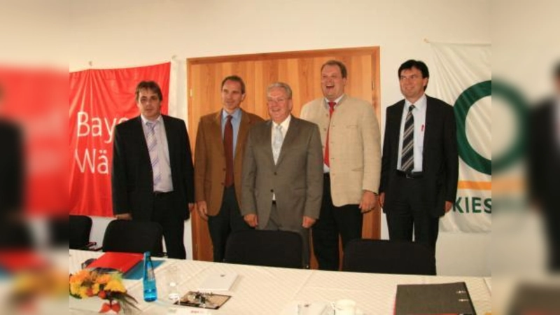 „Übernächstes Jahr wird die Wärme hier umweltfreundlich.“ Markus Wahl, Thomas Barth, Wolfgang Liebscher, Christoph Göbel und Werner Dehmel (v.l.) präsentierten gemeinsam ihre Heizkraftwerk-Pläne. (Foto: US)