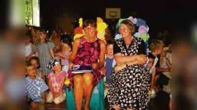 Ein Stück Parkstadt-Geschichte: Traudl Merkel und Ingrid Exner inmitten »ihrer« Kinder als Dschungelköniginnen beim Sommerfest der Stuntzschule.	  (Foto: kas)