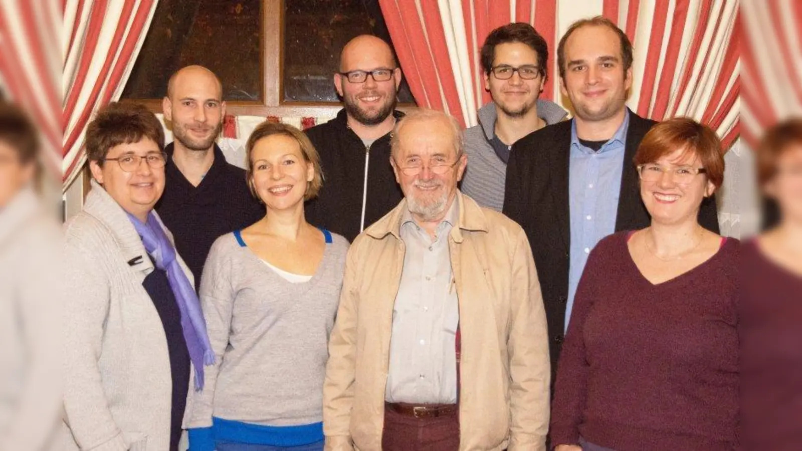 Der neu gewählte Vorstand der SPD im Bundeswahlkreis München-Süd (von links): Micky Wenngatz (stellv. BA-19-Vorsitzende), Sinaida Kumpf, Peter Rosner, Heike Krämer (vorne) und Christian Milerferli, Wolfgang Simeth, Mark Sagi, Sebastian Roloff (hinten). (Foto: Robert Köster)