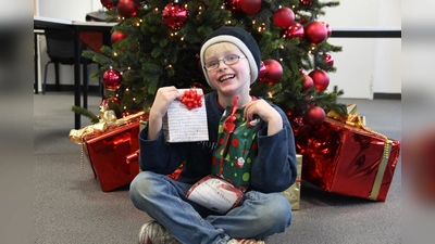 Kaum etwas erfreut Kinder mehr als ein tolles Geschenk zu Weihnachten. (Foto: Deutsche Lebensbrücke)