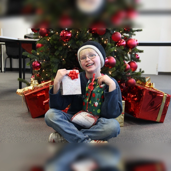 Kaum etwas erfreut Kinder mehr als ein tolles Geschenk zu Weihnachten. (Foto: Deutsche Lebensbrücke)
