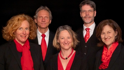 Das „Vokalquartett Cinqcanto“ singt am Samstag in St. Rupert. Im Bild von links, hintere Reihe: Karl Stärz und Armin Wittrich. Vordere Reihe: Claudia Simon, Gabi Geissler (fehlt krankheitsbedingt) und Johanna Betzinger. (Foto: Cinquanto / Petra Kurbjuhn)