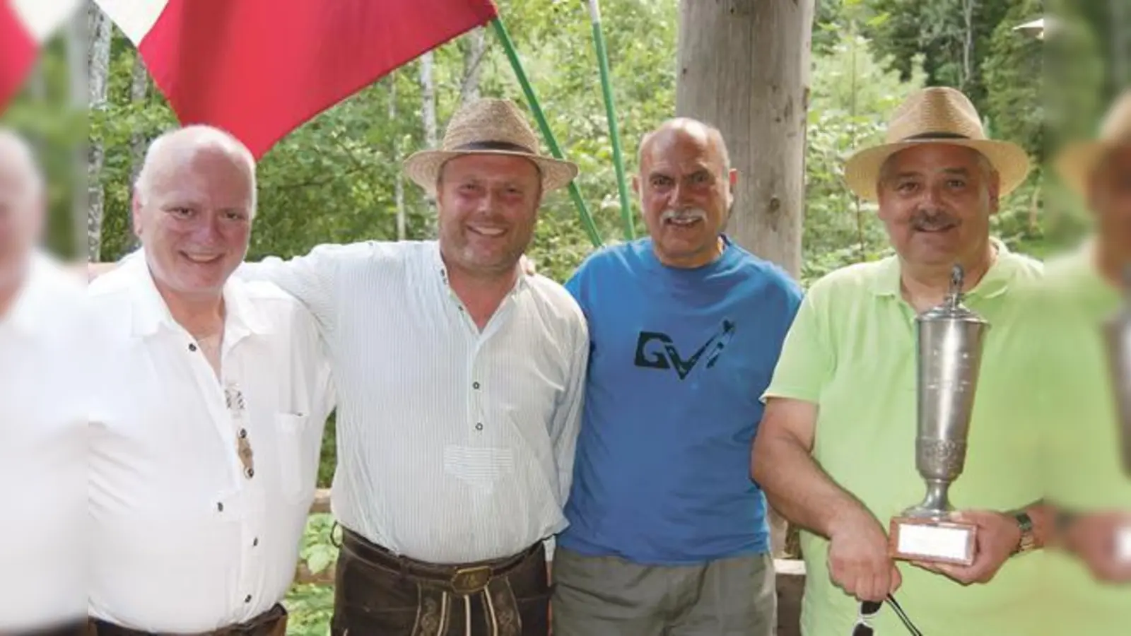 Peter Barth (2.); Paul Haberl jun. (3.); Klaus Heidt (1.) und der Gewinner des Wanderpokals Heinz Weber der SG »Fröhlicher Abend«.	 (Foto: VA)