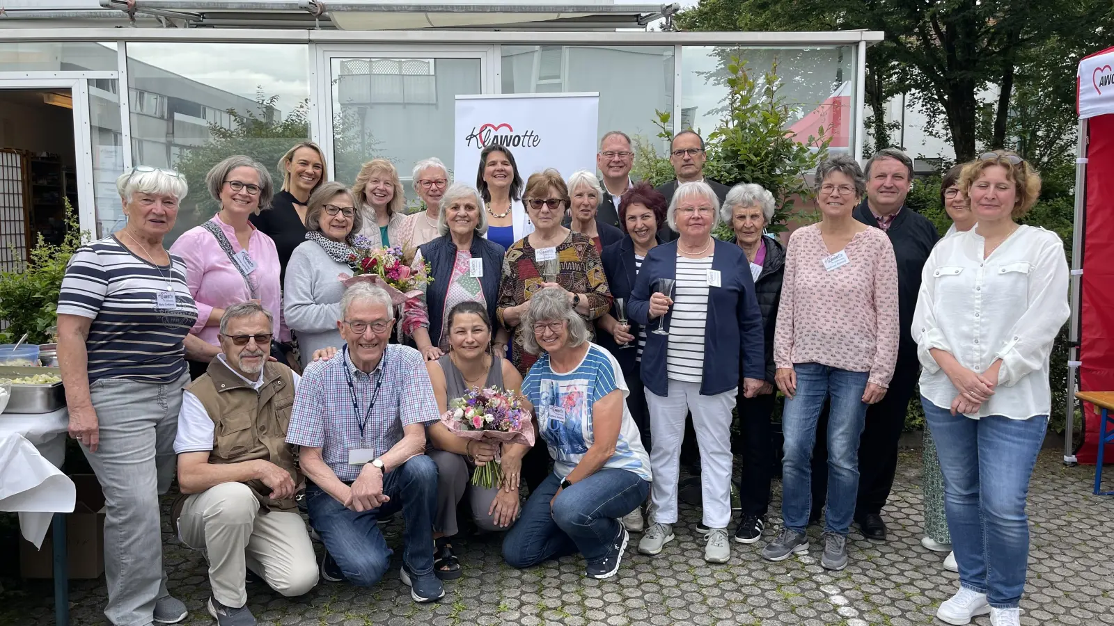 Zahlreiche Gratulanten, darunter Bürgermeister Wolfgang Panzer und MdL Claudia Köhler fanden sich ein, um dem Team der Klawotte Unterhaching zum stolzen 10. Geburtstag zu gratulieren. (Foto: hw)