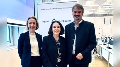 Stephanie Burgmaier mit der Fraktionsvorsitzenden Claudia Hausberger und ihrem Stellvertreter Georg Wetzelsperger (von li). (Foto: S. Burgmaier)