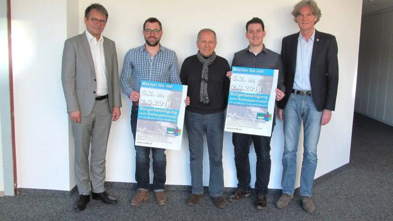 Sie diskutierten über das Radwegnetz im Landkreis, v.l.:  Landrat Thomas Karmasin, der Radverkehrsbeauftragte  im Landkreis Fürstenfeldbruck, Sebastian Klaß, Helmut Hareiner vom ADFC, Alexander Bertram vom Planungsbüro topplan und Christian Gerhard vom kreiseigenen Hoch-und Tiefbau. (Foto: LRA FFB)