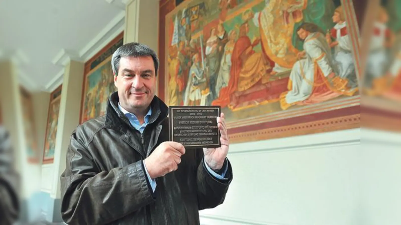 Spender, die zur Restaurierung der Fresken beitrugen, werden mit einer Bronzeplakette im Hofgarten gewürdigt. 	 (Foto: STMFLH)