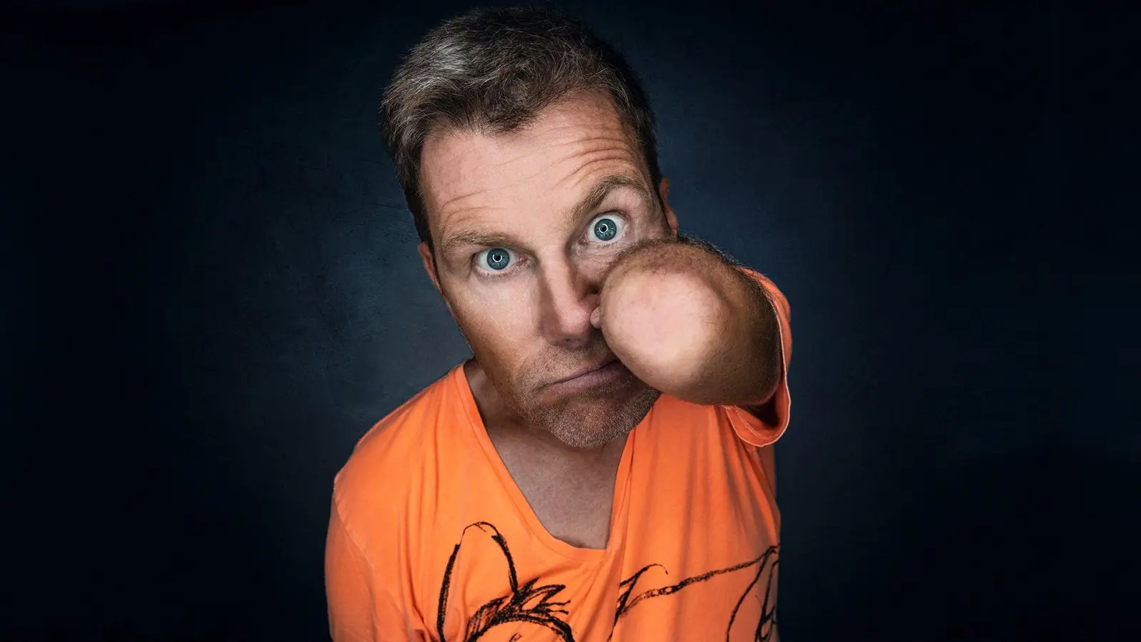 Martin Fromme wurde 1962 in Wanne-Eickel geboren. Er ist Komiker, Buchautor, Moderator, Schauspieler. In einem fiktiven Interview fragt er: „Darf man über das Thema „Behinderung“ Witze machen?” Und antwortet sich selbst: „Niemals. Und wer das macht, dem soll der Unterarm abfallen.” (Foto: Olli Haas)