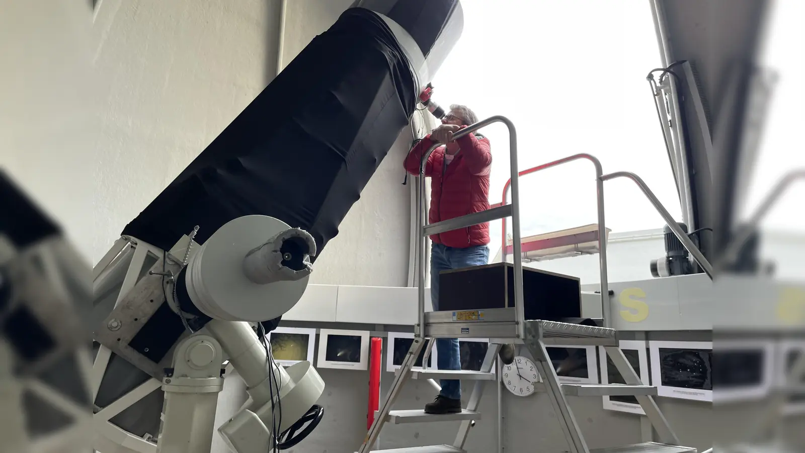 Bernd Kramer am Newton-Spiegelteleskop der Sternwarte Gilching. (Foto: pst)