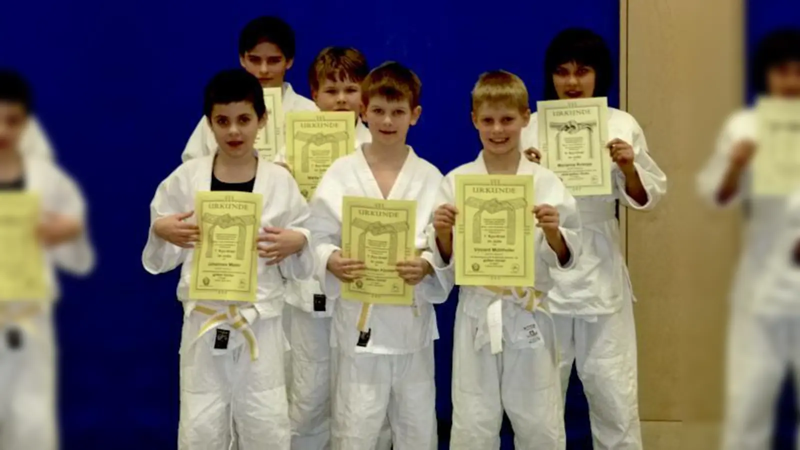 Sie haben gut geübt und alle die Prüfung bestanden. Stolz posieren sie fürs Gruppenbild.	 (Foto: VA)