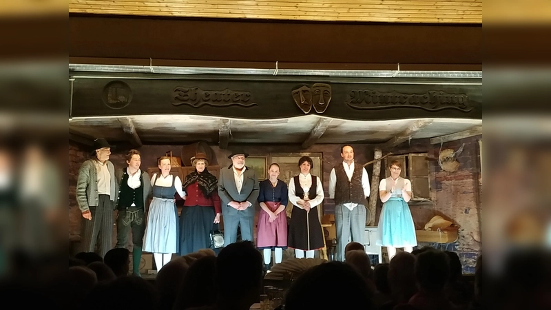 Großer Applaus. Die großartigen Darsteller von Wallners "Bodschamperlspuk" aus der Dorfbühne. (Foto: Stefan Dohl)