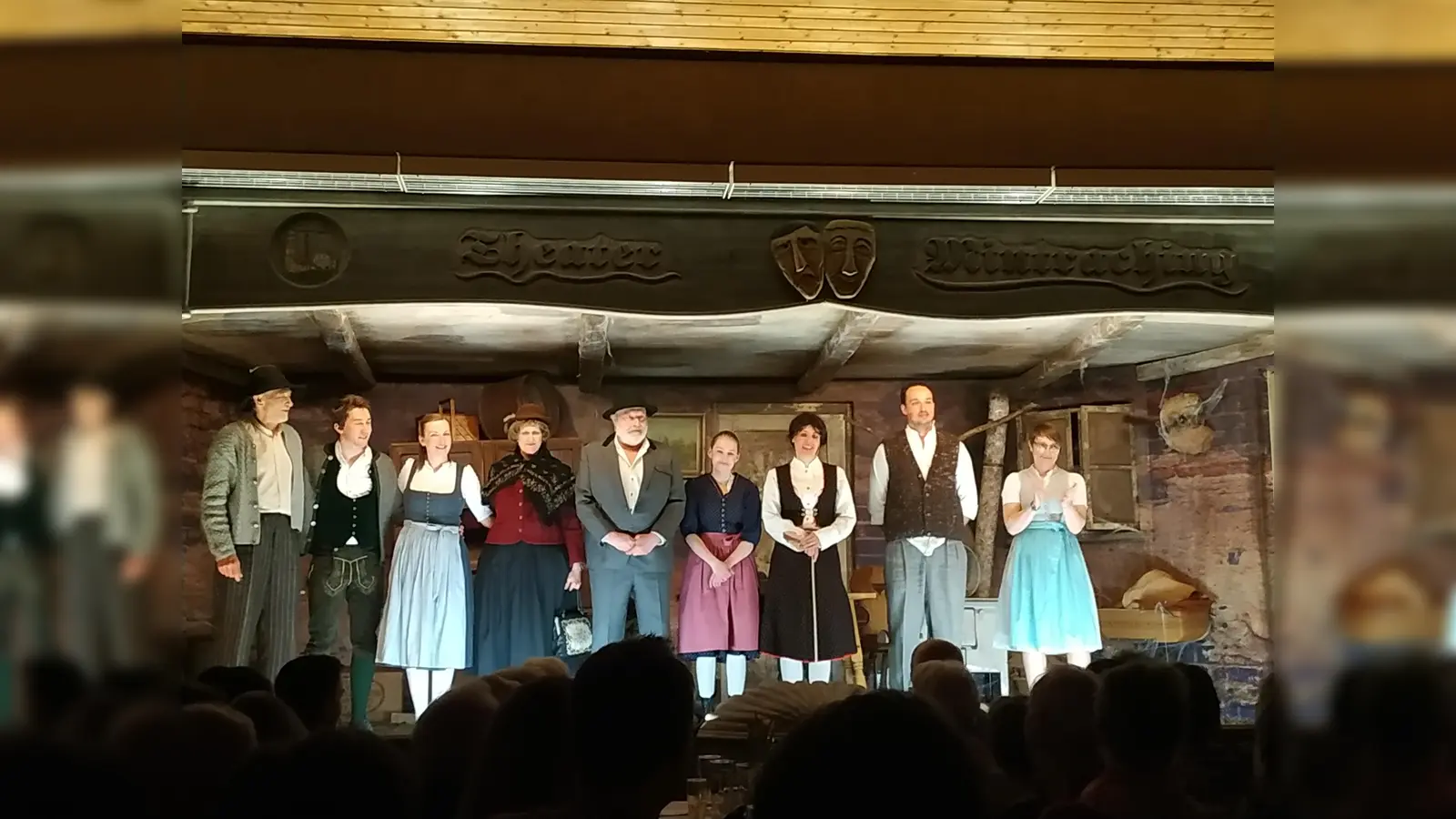 Großer Applaus. Die großartigen Darsteller von Wallners "Bodschamperlspuk" aus der Dorfbühne. (Foto: Stefan Dohl)