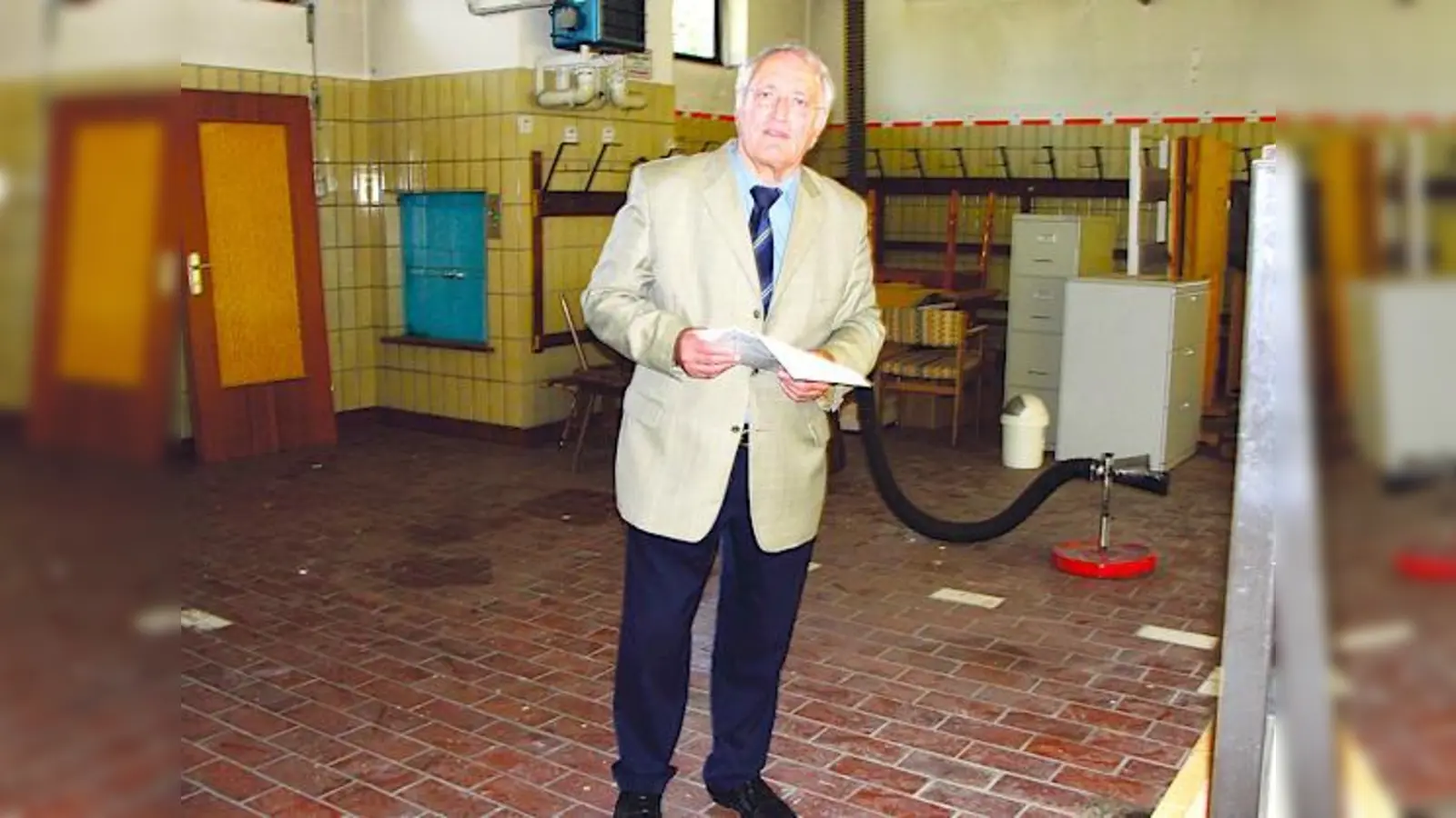 Bürgermeister Helmut Englmann (auf dem Foto in der früheren Fahrzeughalle) freut sich, dass die VHS-Olm schon einige Räume beziehen konnte.	 (Foto: cs)