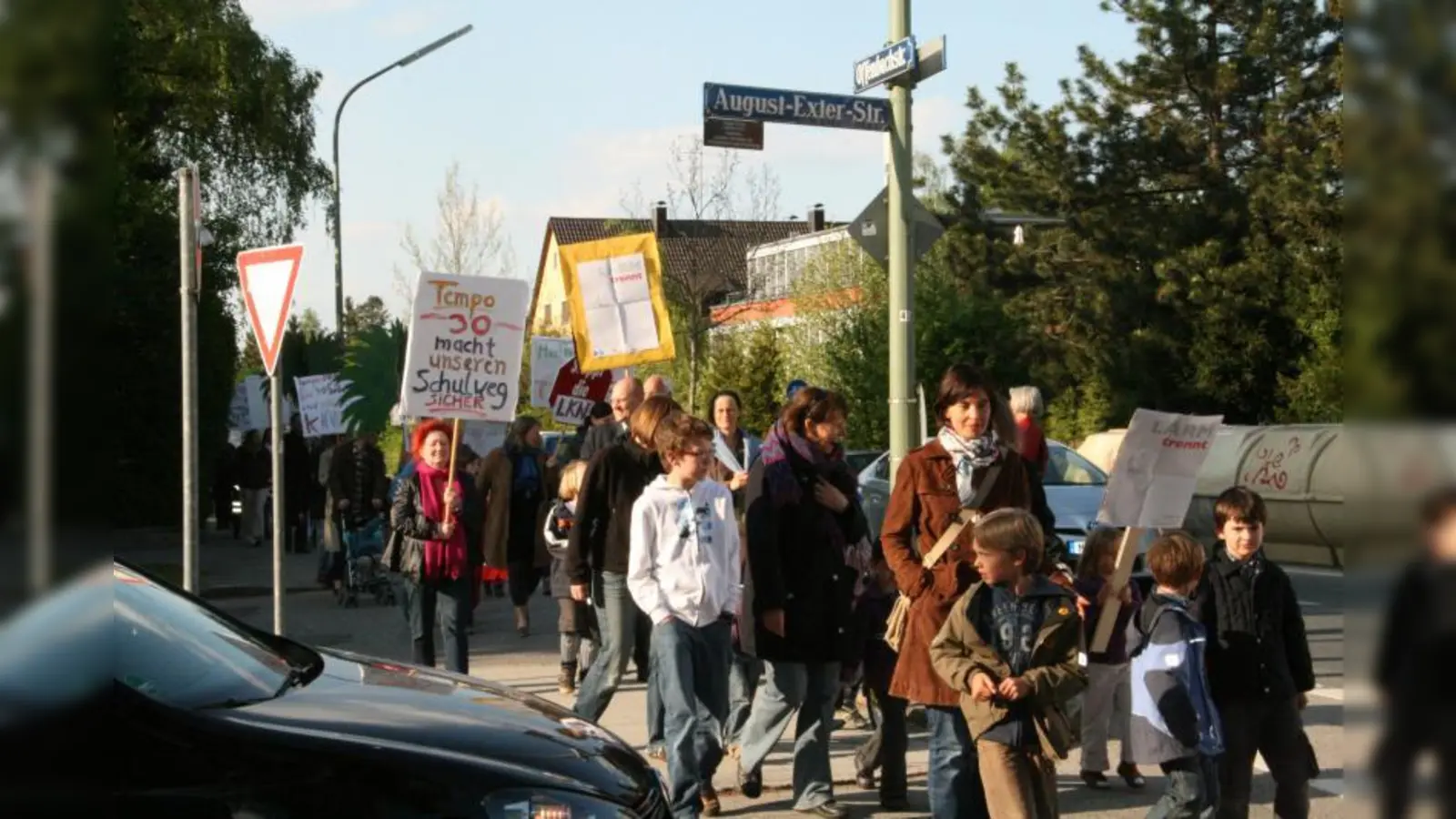 Nach dem LKW-Nachtfahrverbot setzt sich die Interessensgemeinschaft verstärkt für Tempo 30 auf der Offenbach- und Meyerbeerstraße ein. Eine rote Radweg-Markierung über dei August-Exter-Starße soll zudem insbesondere radelnde Schüler schützen. (Foto: US)