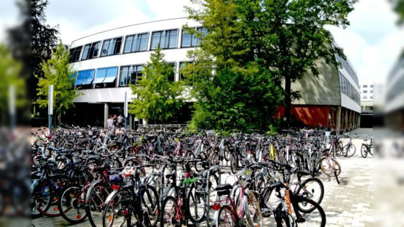 So dramatisch wie auf unserer Fotomontage ist es allerdings noch nicht.  (Foto: Wir brauchen einen Neubau oder die Einführung eines Kooperationsmodells, fordert Michael Altmann, Schulleiter der Herzog-Tassilo-Realschule.	bb)