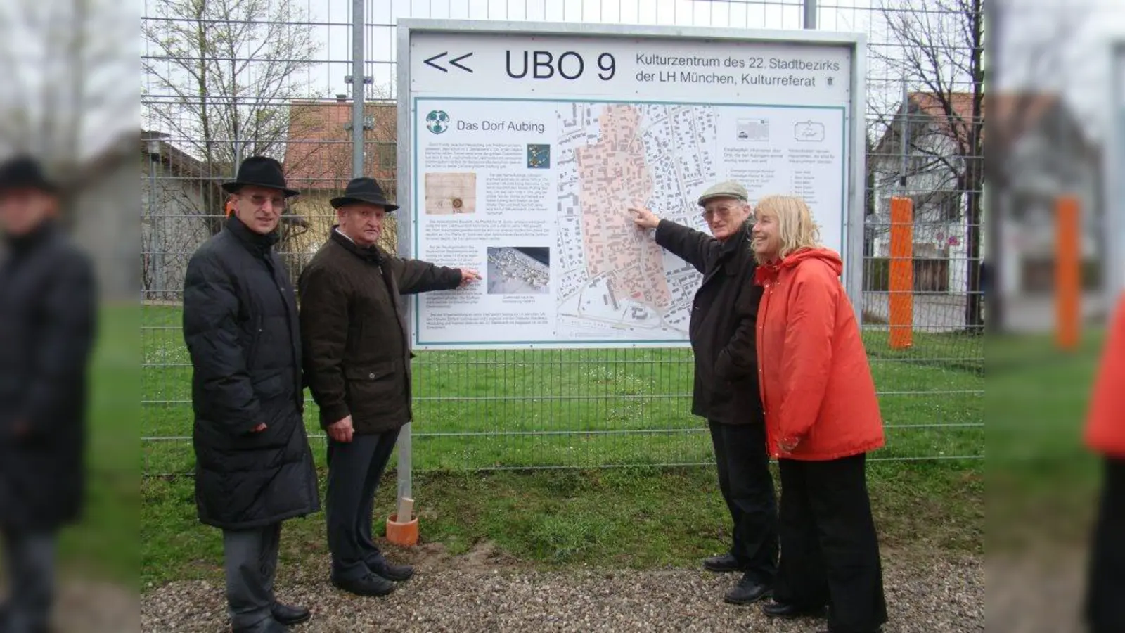 Erläuterten die neue Ortstafel, von links: Klaus Bichlmayer, Toni Fürst, Werner Dilg und Karin Binsteiner. (Foto: pst)