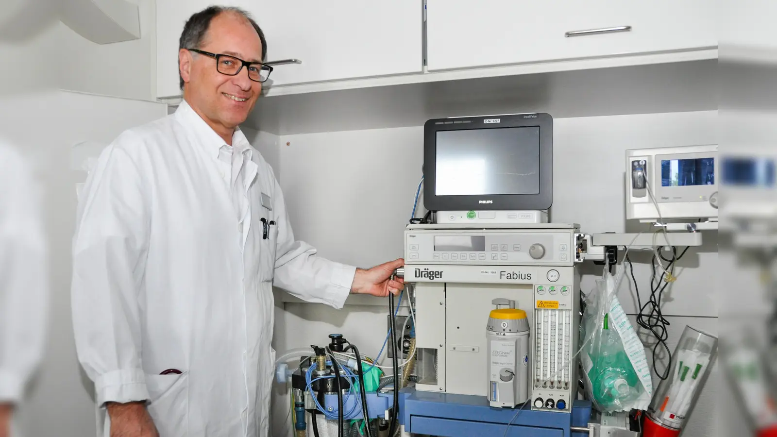 Anästhesie-Chefarzt Dr. Peter Lemberger kontrolliert das Narkosegerät in der Geburtshilfe. (Foto: kk/sf)
