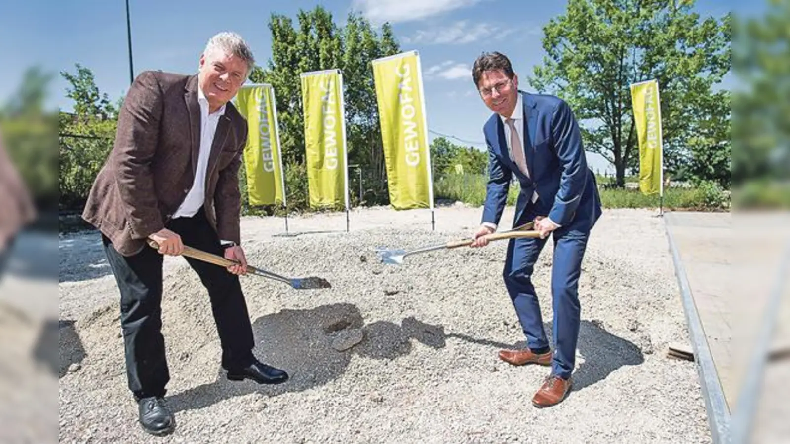 Oberbürgermeister Dieter Reiter (links) und Klaus-Michael Dengler, Sprecher der Geschäftsführung der Gewofag, beim gemeinsamen Spatenstich. 	 (Foto: Gewofag/Barth)