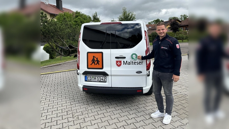 Die Malteser Erding Freising Ebersberg haben die aktuellen Qualitätsüberprüfungen im Fahrdienst mit besten Ergebnissen bestanden - sehr zur Freude von Kreisgeschäftsführer Sebastian Oberpriller. (Foto: Malteser Erding)