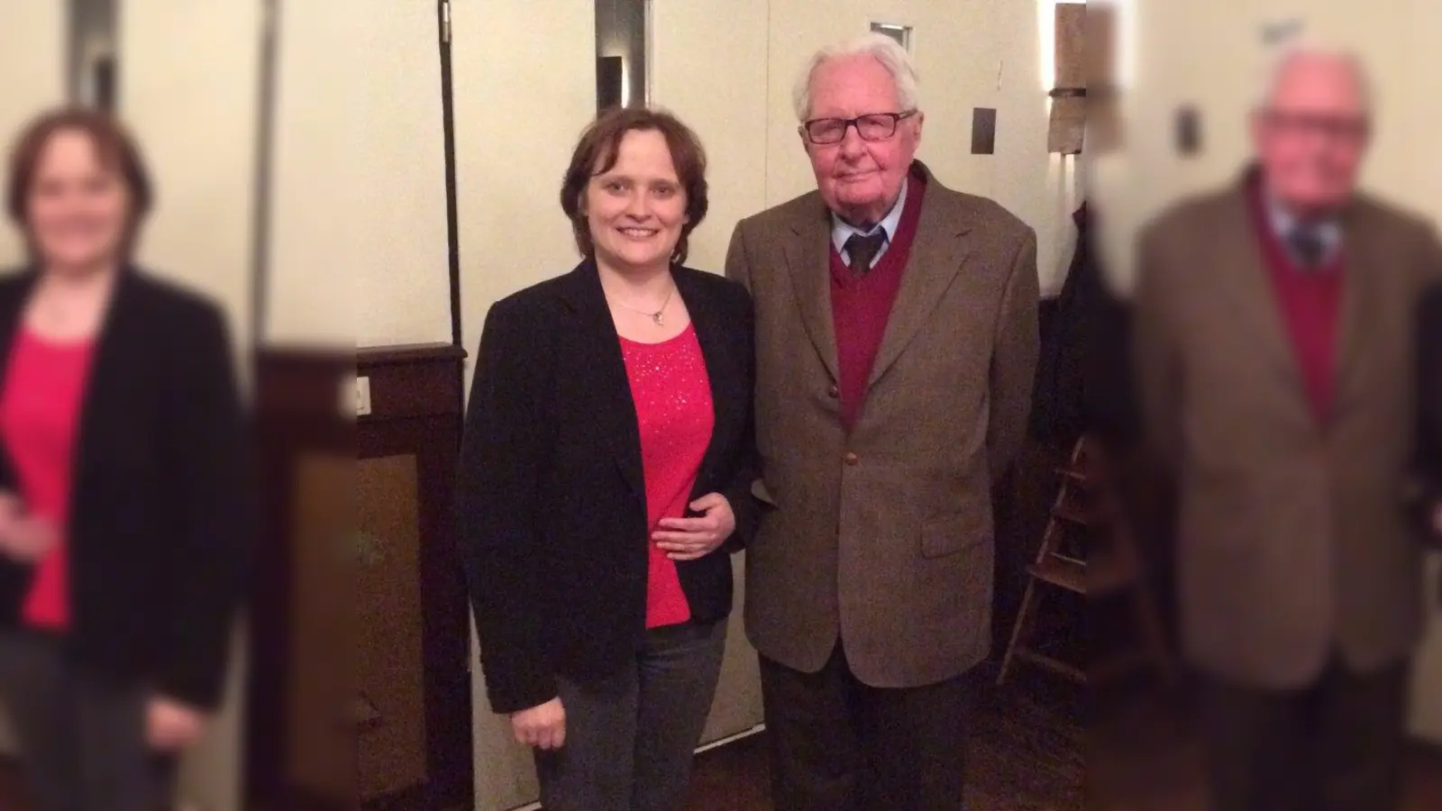 Alt-Oberbürgermeister Hans-Jochen Vogel wünscht der neuen Vorsitzenden Verena Waßink viel Erfolg für ihr neues Amt. (Foto: I. Hofmann)