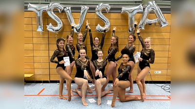 Große Freude bei den TSV-Turnerinnen: Sie feiern die Qualifikation zum Regionalentscheid und den Aufstieg in die Landesliga.  (Foto: TSV Starnberg)