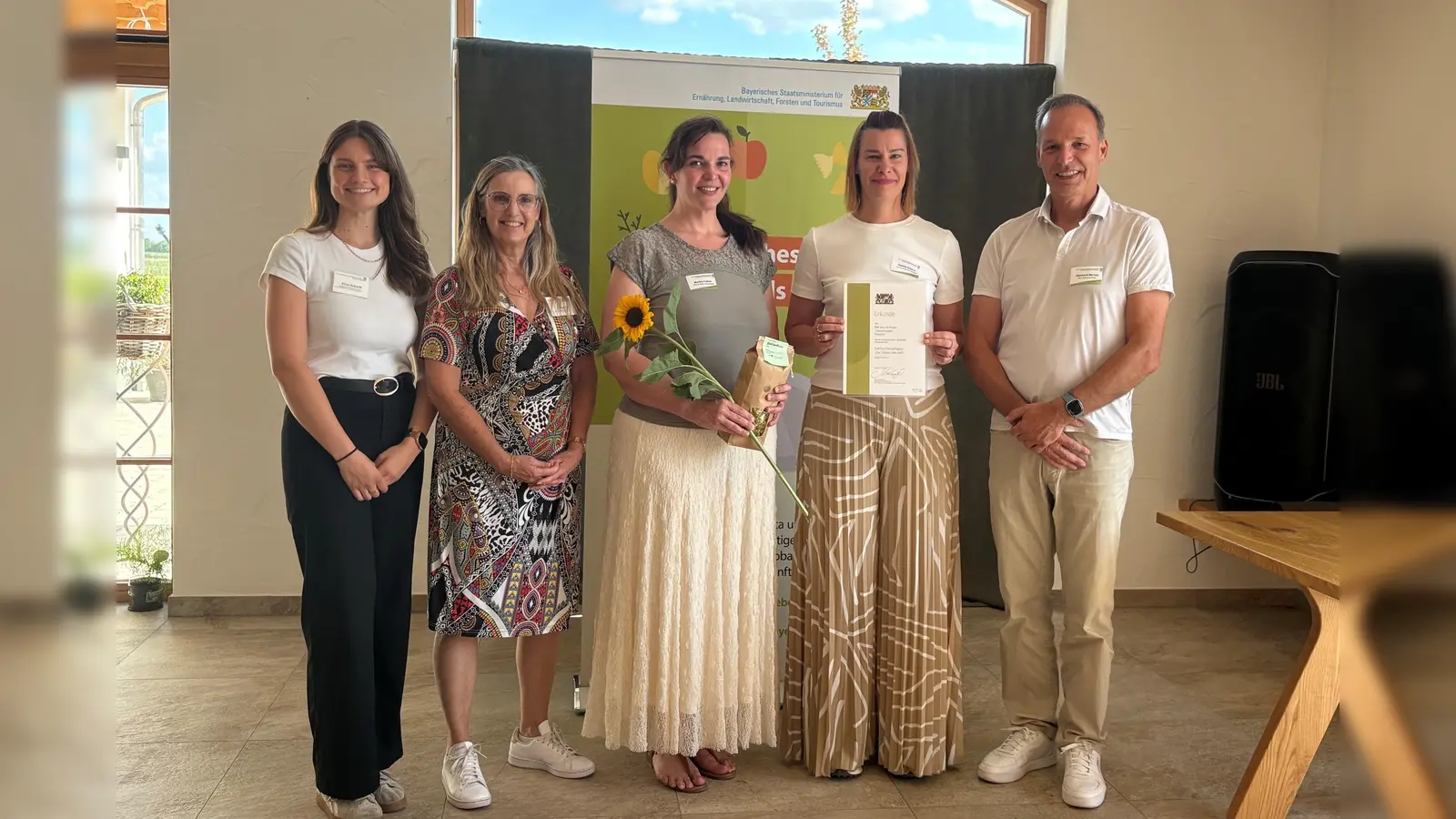 Alina Schmitt (l.) und Martina Fink (2.v.l.), beide Coaches vom AELF Ebersberg-Erding, und Behördenleiter Reinhard Menzel (r.) überreichten Martina Fottner, Hauswirtschaftsleiterin vom Haus für Kinder Sternschnuppe, (3.v.l.) und Kita-Leiterin Nermina Daniela Delevic (2.v.r.), eine Urkunde und eine Teilnahmebestätigung am Coaching.  (Foto: AELF EE/ Vieweg)